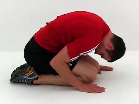 Stiramento della schiena: posizione a conchiglia