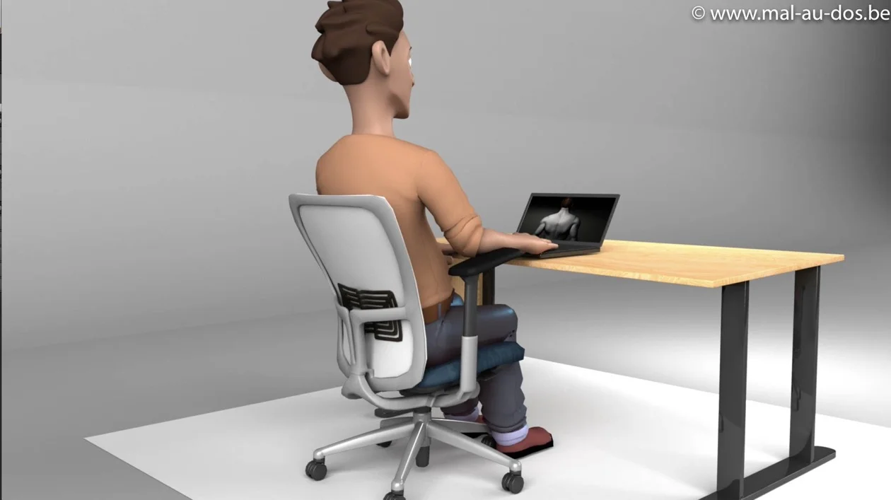 Siège de bureau avec bascule arrière réglée au maximum pour bien s'asseoir avec une sciatique - hernie discale.